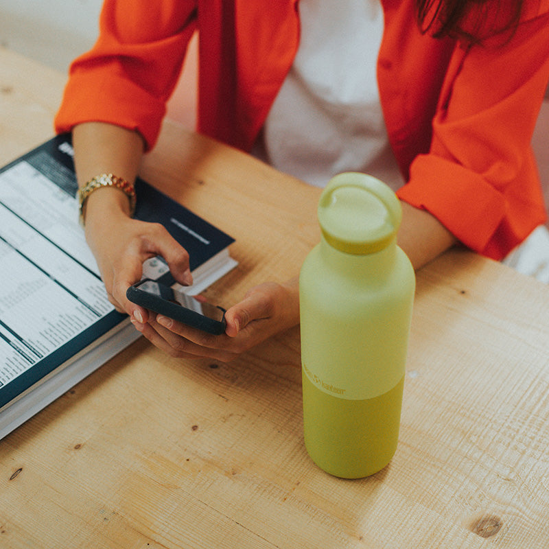 daily-on-the-go-set-s7 20oz_rise_classic_insulated_bottle_acacia_worker_phone_square.jpg