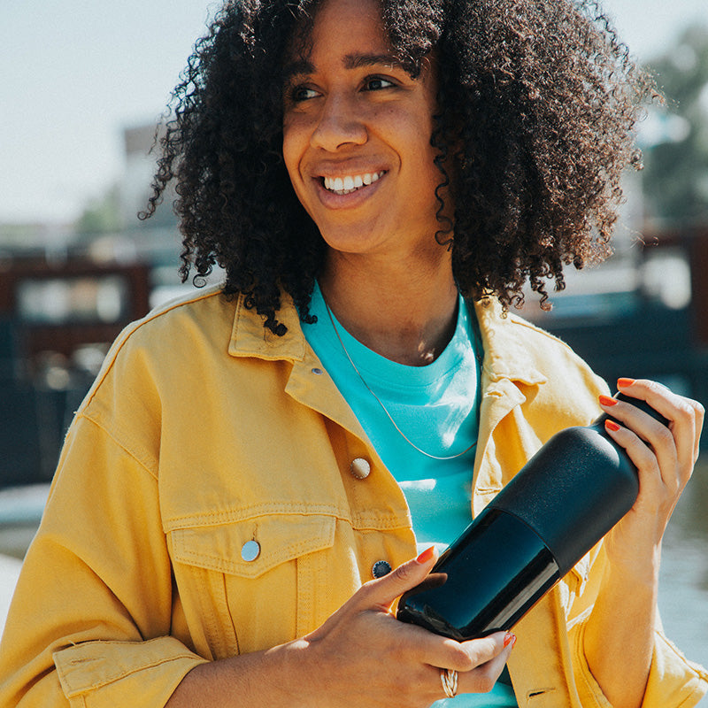 daily-on-the-go-set-s7 20oz_rise_classic_insulated_bottle_black_woman_smile_square.jpg